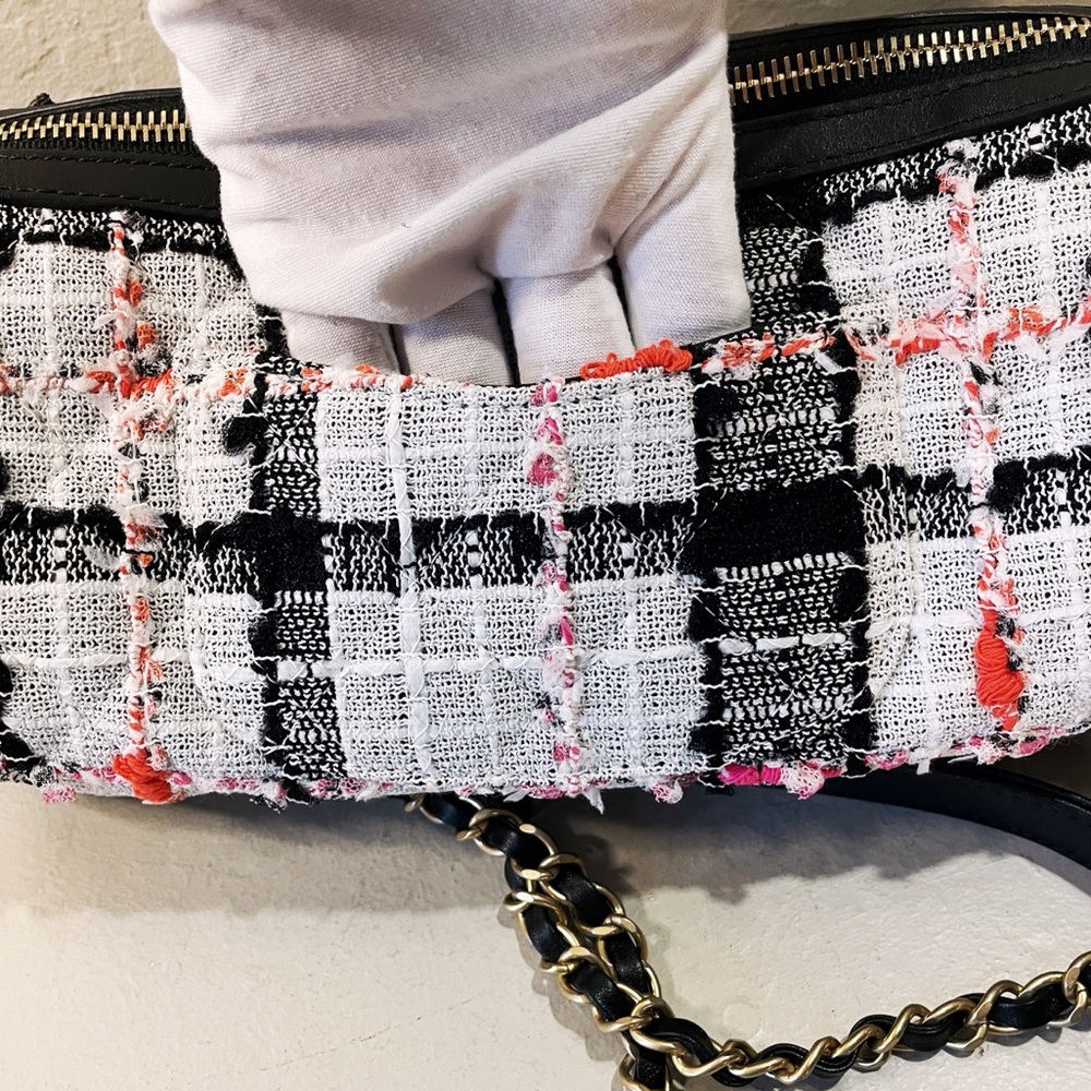 Chanel 2020 Runway Tweed Bag Signe Bowling Excellent Like New, Autenticated - Picture 10 of 16